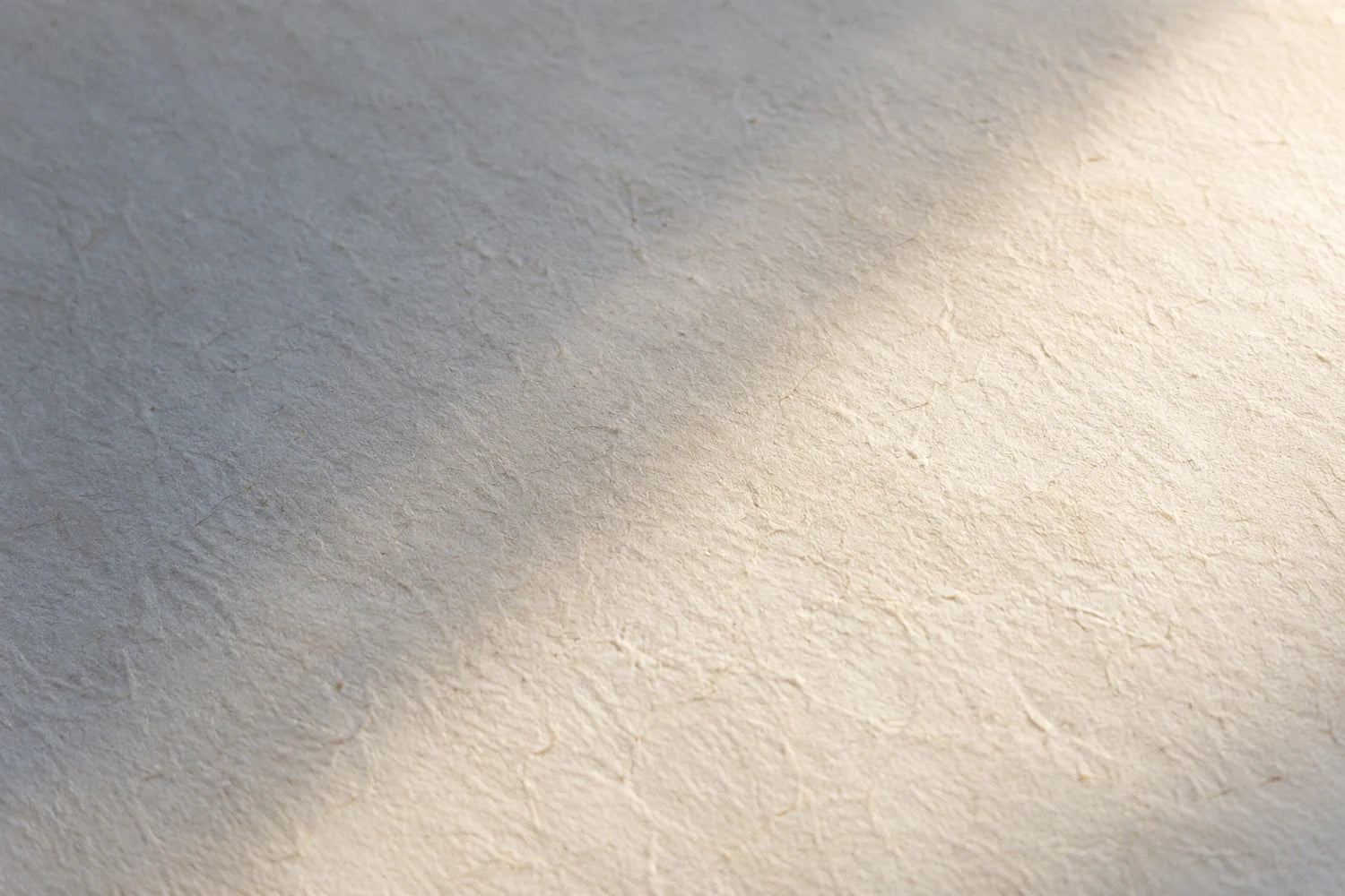 Luce naturale su carta chiara