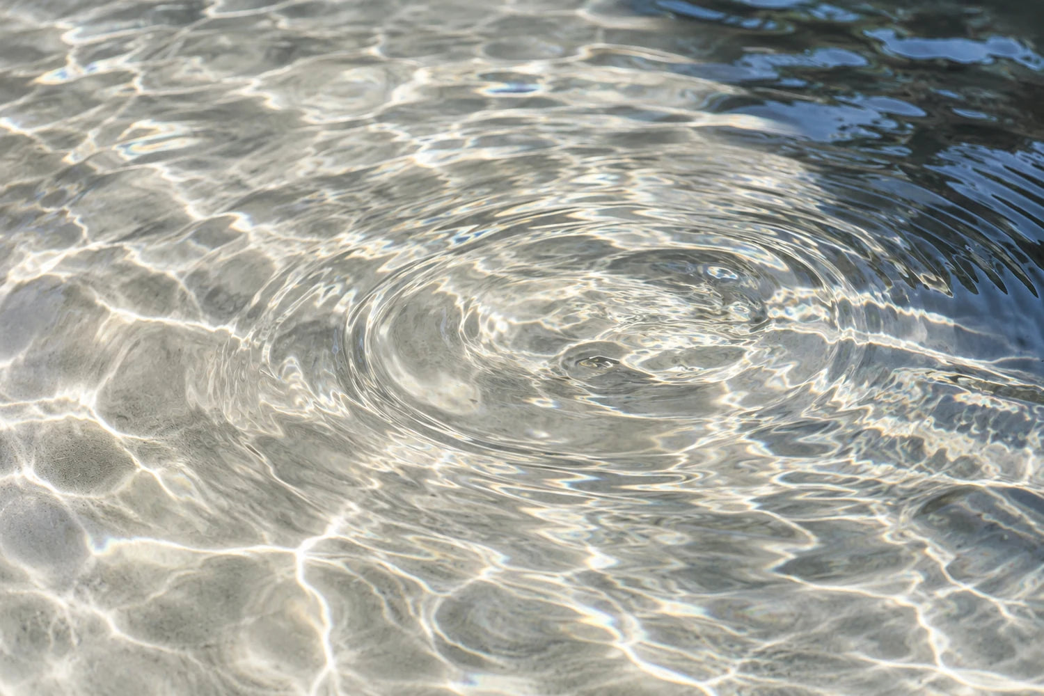 Acqua calma con un riflesso blu