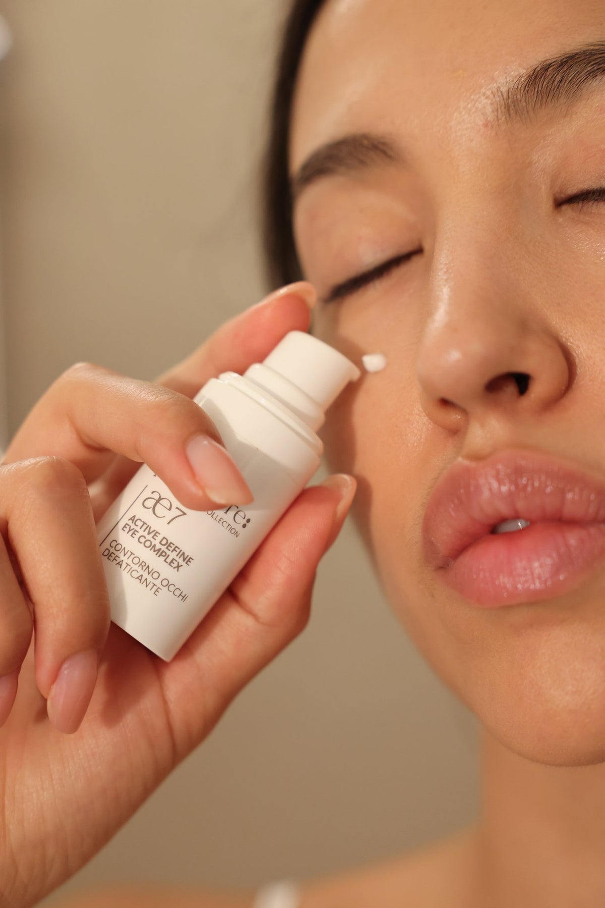 Applicazione mirata di un siero sul viso