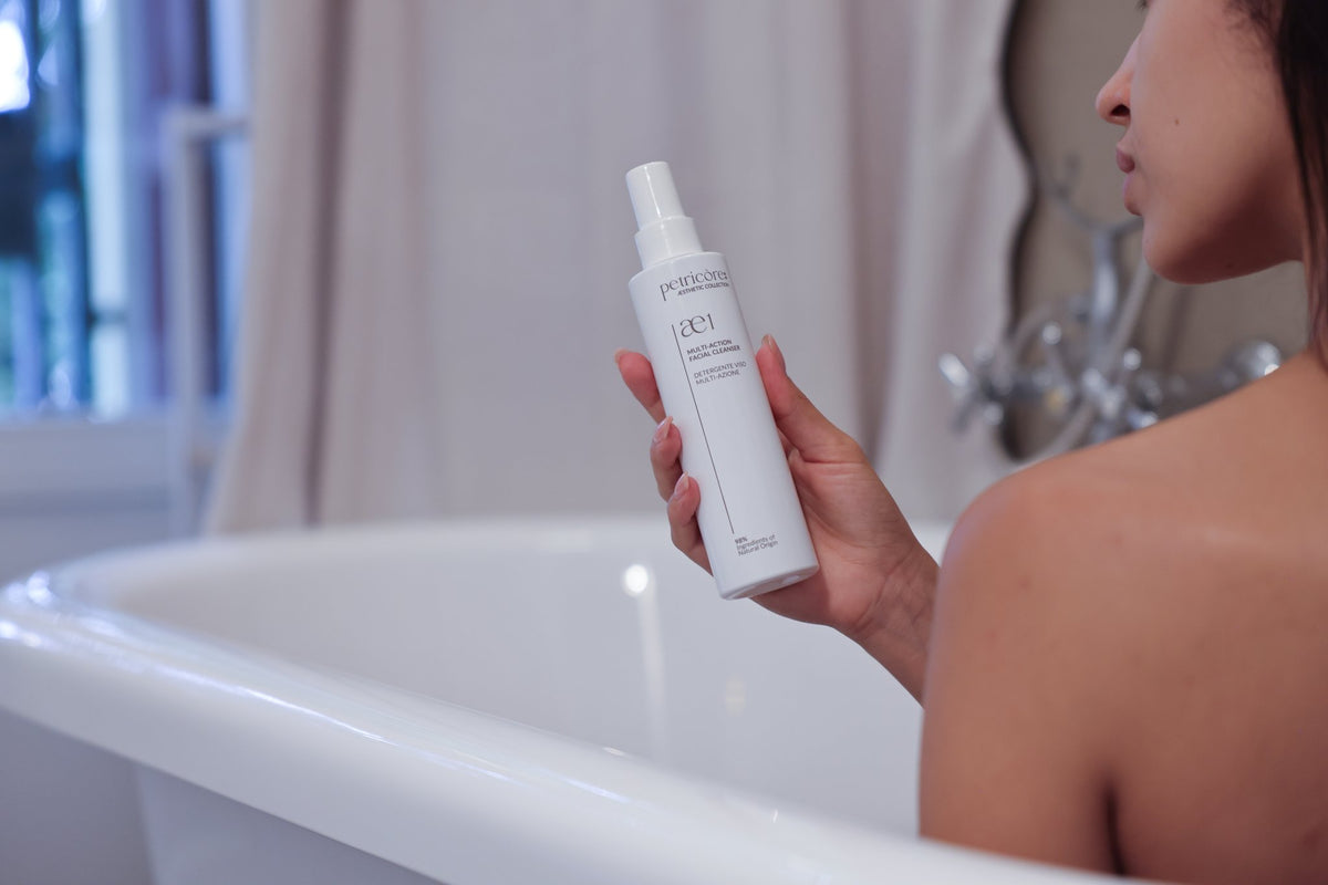 Detersione del viso con acqua e gesti delicati
