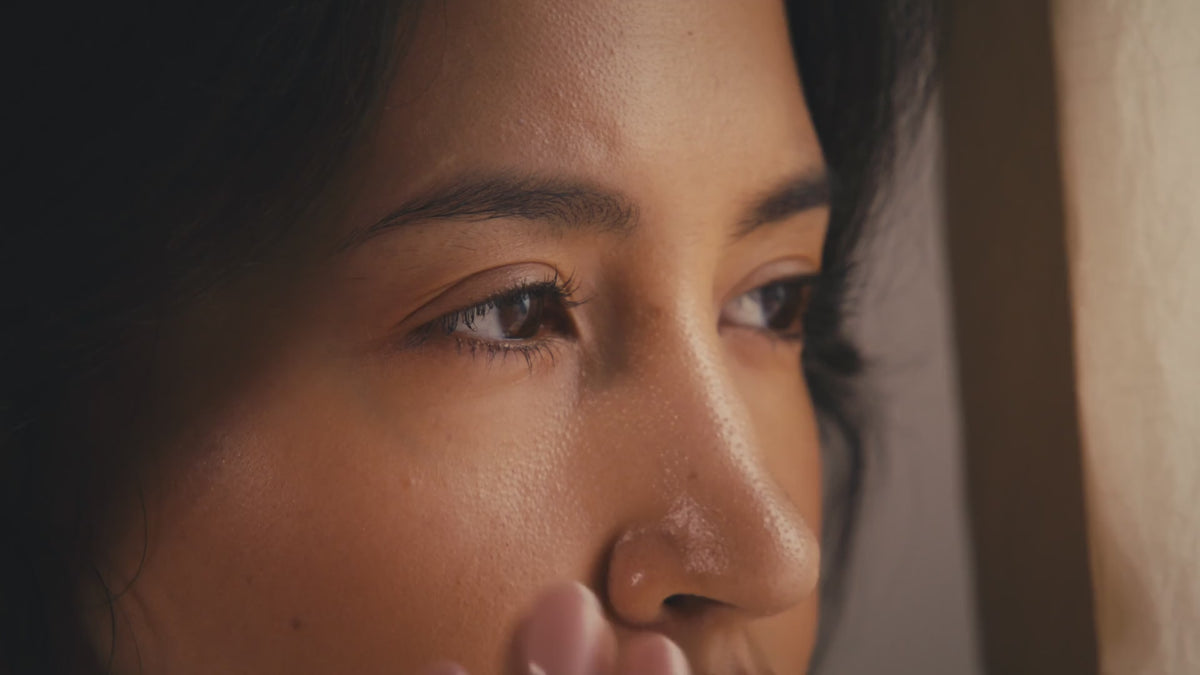 Il gesto di applicazione di Æ7 Active Define Eye Complex (16:9)