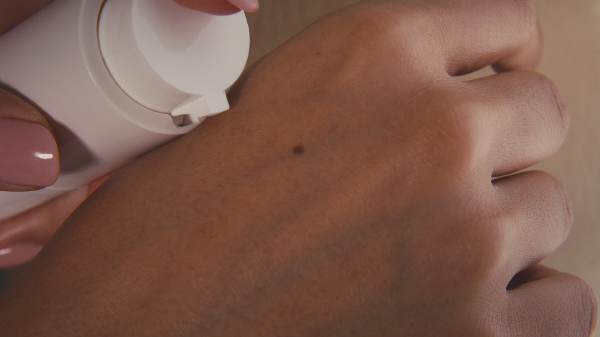 Il gesto di applicazione di Æ8 Deep Replenish Cream (16:9)