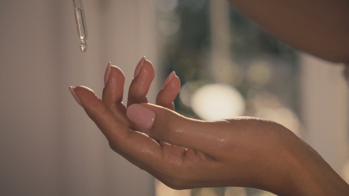Il gesto di applicazione di Æ9 Pure Radiance Nightly Oil (16:9)