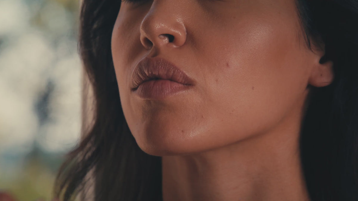 Il gesto di applicazione di Æ5 Age Defence Cream (16:9)