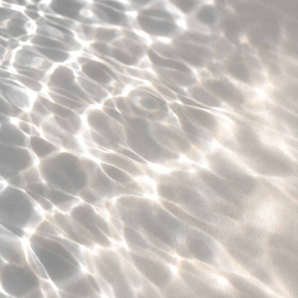 Luce rifratta dall’acqua su una superficie chiara