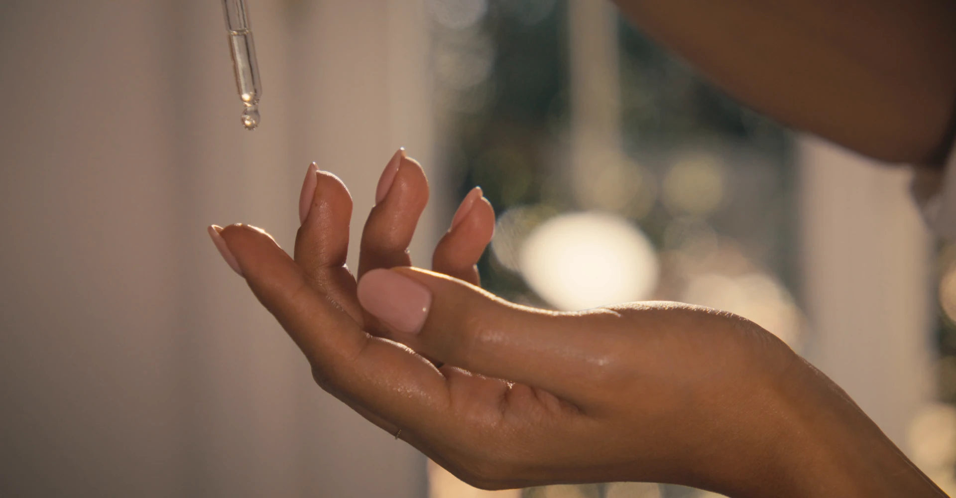 Olio Æ9 dosato dalla pipetta sulla mano
