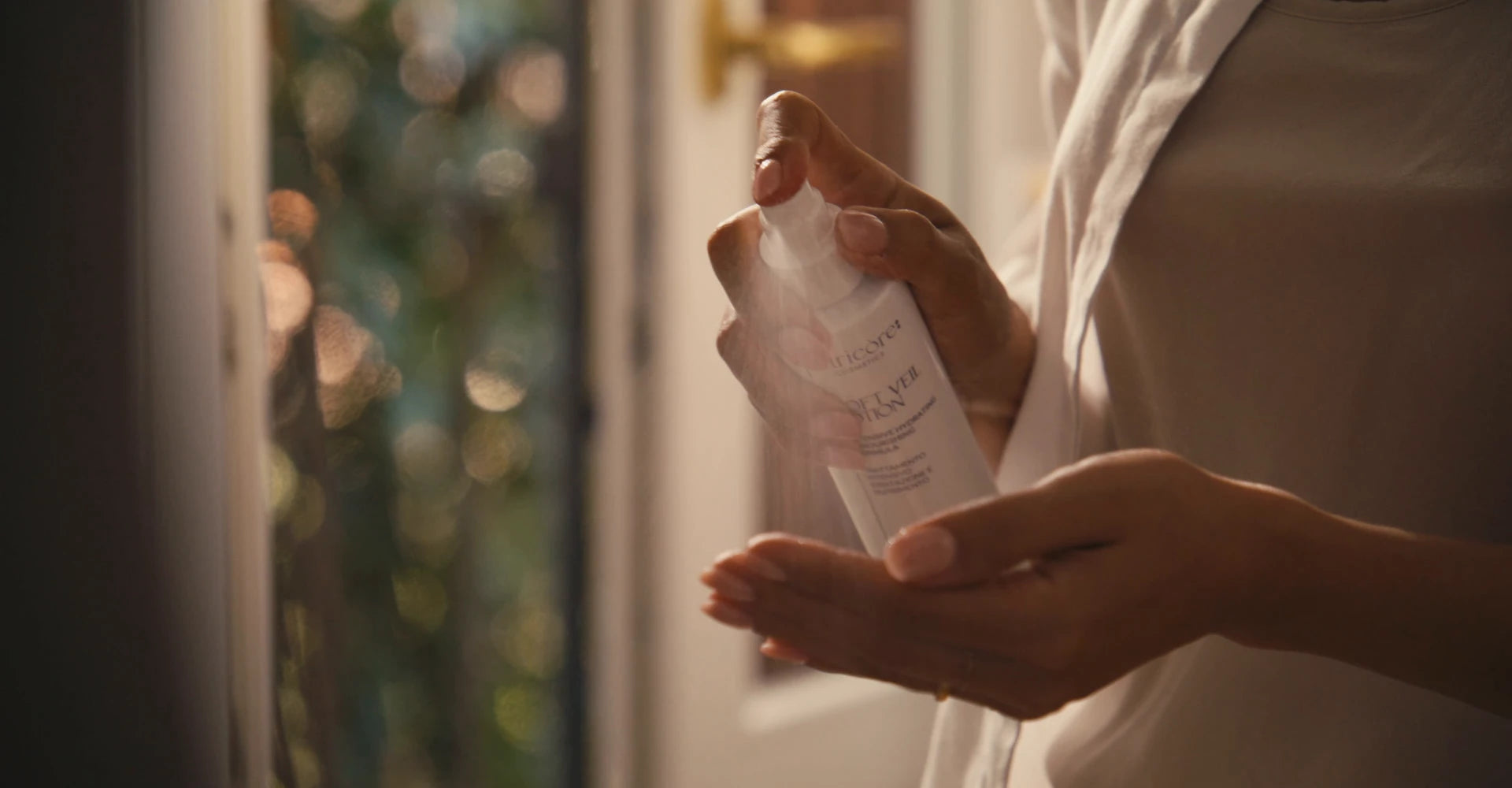 Erogazione di Soft Veil Lotion sulla mano